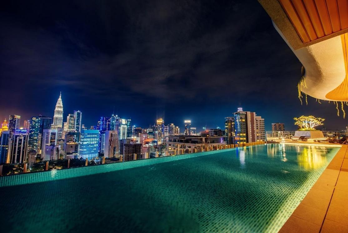 Ceylonz Starlight Suites Bukit Bintang 吉隆坡 外观 照片 Infinity pool at the 39th floor of the hotel