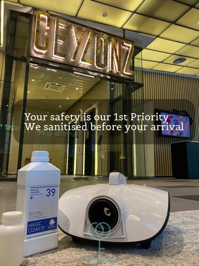 Ceylonz Starlight Suites Bukit Bintang 吉隆坡 外观 照片 Disinfection at the entrance of a shopping mall in Malaysia